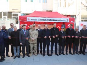 Vali Akbıyık’tan Ceza İnfaz Kurumuna Kitap Bağışı