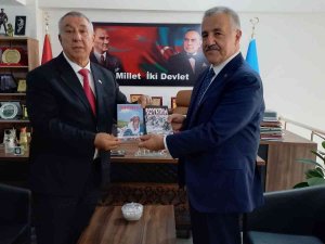 Serdar Ünsal, “Yüreğim İ̇revan’da Kaldı” Romanını Eski Bakan Ve Milletvekili Ahmet Arslan’a Hediye Etti