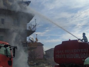 4 Katlı Binada Çıkan Yangında Karı Koca Dumandan Etkilendi