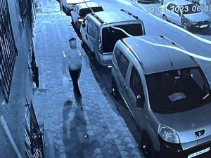 Sultangazi’de Tartıştığı Komşusunun Aracını Benzin Dökerek Böyle Yaktı