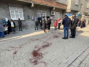 Bir Hafta Önce Kızını Kaybeden Baba, Evinin Önünde Bıçaklandı