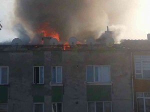 Valilik Yakınında Korkutan Yangın, Çatı Alev Alev Yandı