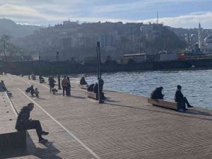 Kış Ayı Bahar Havasına Döndü, Vatandaşlar Sahile Akın Etti