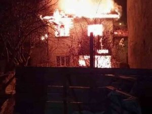 İ̇ki Katlı Ev Alev Alev Yandı