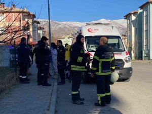 Erzincan’daki Ev Yangınında 1 Kişi Dumandan Etkilendi