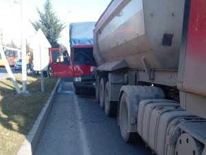 Kamyonet Kamyona Çarptı: 1 Yaralı