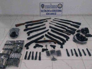 Konya’da Durdurulan Otomobilde Ve İş Yerinde Kaçak Silah Ele Geçirildi