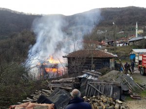 Ahşap Evde Yangın Çıktı, 3 Kişinin Yaşadığı Ev Kül Oldu