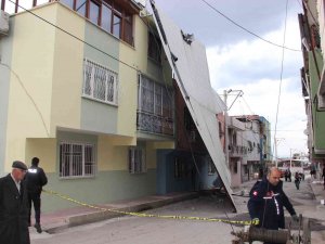 Manisa’da Şiddetli Rüzgar Çatıyı Uçurdu