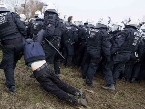 Almanya’da İklim Aktivistlerinden Kömür Madeni Protestosu