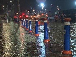 İ̇zmir’de Sağanak Yağış Etkili Oldu