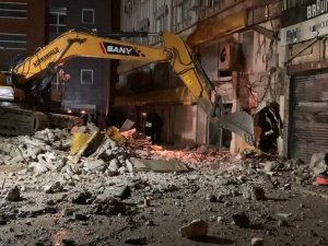 İ̇zmir’de Çöken Eski İ̇l Emniyet Müdürlüğü Binasının Enkazı Temizleniyor