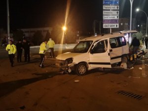Hafif Ticari Araçla Çarpışan Otomobil Kaldırıma Devrildi: 3 Yaralı
