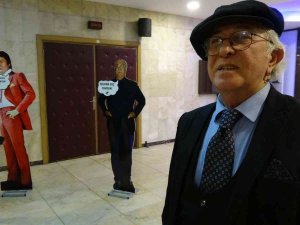 Tiyatroya Gelenleri Yeşilçam’ın Yıldızları Karşıladı