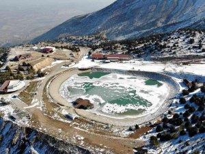Yüzeyi Buz Tutan Ardıçlı Gölü’nde Mest Eden Kış Manzarası