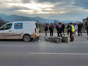 Hafif Ticari Araç İle Çarpışan Motosikletli Kurye Yaralandı