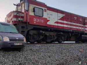 Elazığ’da Tren, Hemzemin Geçitte Çarptığı Aracı 100 Metre Sürükledi: 1 Yaralı