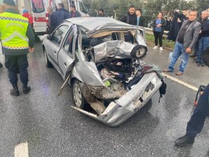 Işıklı Kavşakta Kamyon İle Otomobil Çarpıştı: 1’i Ağır 3 Yaralı