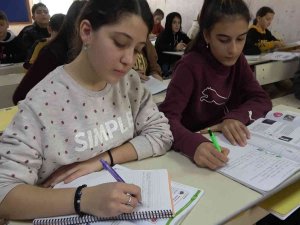 Türkiye’de Eğitim Gören Ahıska Türkü Öğrencinin Büyüyünce Yapmak İstediği Meslek Duygulandırdı