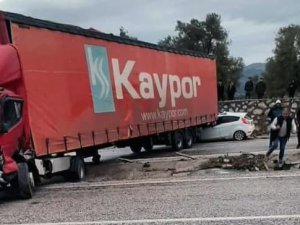 Tır İle Otomobil Çarpıştı: 2 Yaralı
