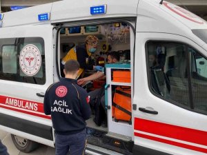 Minibüs İle Otomobil Çarpıştı: 3 Yaralı