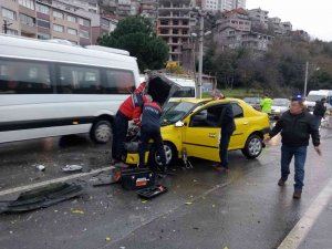 Ticari Taksi Kamyonetle Çarpıştı: 2 Yaralı