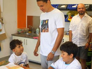 Taylan Antalyalı’nın Desteklediği ’Gelecekteki Ben’ Projesinde Çocukların Çizdiği Resimler Satışa Sunuldu