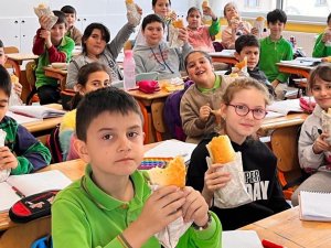 Anneler Pişirdi, Öğrenciler Hamsi Şenliği Yaptı