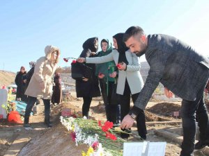 Kimsesizler Mezarlığına Gömülmüştü, Elazığlılar Engelli Kızın ’Kimsesi’ Oldu
