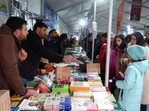 Kitap Fuarında Kürtçe Kitap Standına Yoğun İlgi