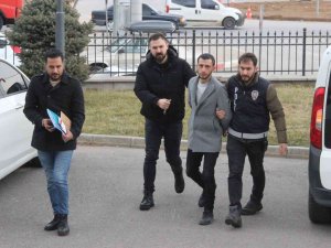 Karaman’da Telefon İşletmecisi Anneyi Bıçakla Yaralayıp Oğlunu Öldüren Zanlı Tutuklandı