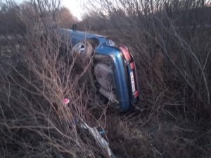 Yoldan Çıkan Otomobil Şarampole Yuvarlandı, Sürücüsü Burnu Bile Kanamadan Kurtuldu