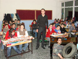 Gündüz lastik tamircisi; akşam öğretmen
