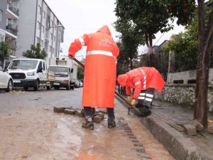 Efeler Yoğun Yağışta Da Çalışmalarını Sürdürüyor