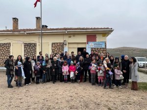 Üniversite Öğrencileri Ördükleri Atkıları Çocuklara Hediye Etti