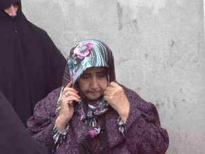 Sultangazi’de Korkutan Yangın: Yaşlı Kadın Dumandan Etkilendi