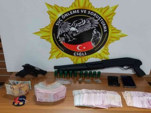 İ̇zmir’de Uyuşturucu Tacirinin Evinden Çıkan Para Şok Etti