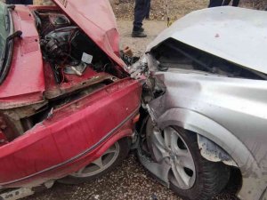 İ̇ki Otomobil Kafa Kafaya Çarpıştı: 4 Yaralı
