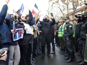 İ̇ranlı Üniversite Öğrencilerinden Fransa Karşıtı Protesto