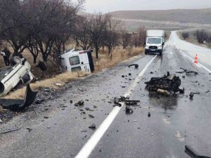 Kamyonetle Çarpışan Otomobil Takla Attı: 2 Ölü, 2 Yaralı