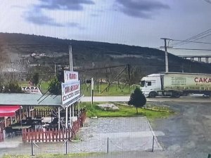 Karşı Şeritten Gelen Tıra Çarptı, Kaza Anı Kamerada