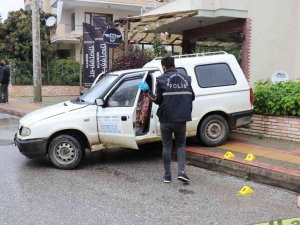 Aracıyla Seyir Halindeyken Husumetlileri Tarafından Silahla Yaralandı