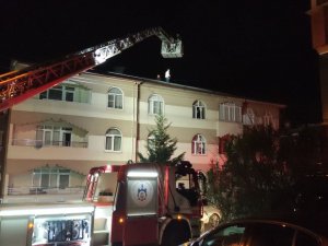 6 Katlı Binanın Çatısında Yangın Çıktı