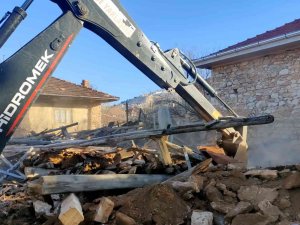 Uşak’ta Tehlikeli Metruk Binalar Yıkıldı