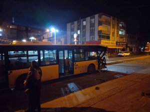 Ümraniye’de İ̇ett Otobüsü İle Otomobil Çarpıştı: 1’i Ağır 5 Yaralı