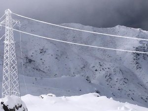Üs Bölgelerde Elektrik Direkleri Buz Tuttu