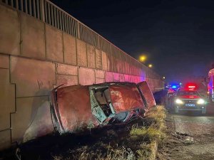 Takla Atan Otomobil Köprü Duvarına Çarptı: 1 Ölü