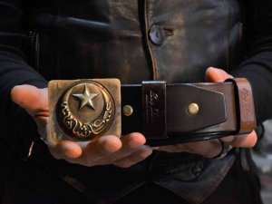 Osmanlı Döneminde Subayların Kullandığı Kemerleri Üretiyor