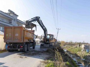 Mersin’de Tehlike Arz Eden Atıklar Toplanıyor