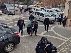 Otobüsteki Gelin Kaynananın Valizinden Uyuşturucu Çıktı